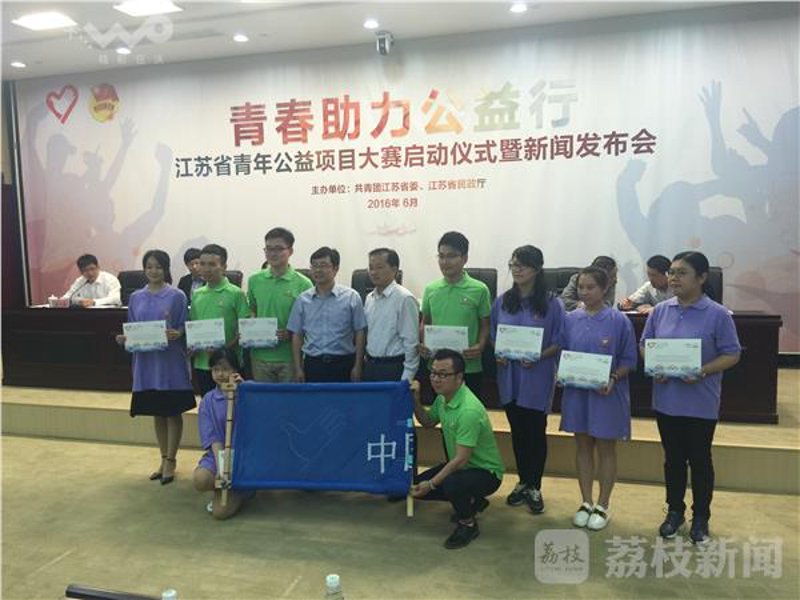 智慧之花,温暖夕阳红——老年人关怀新风尚